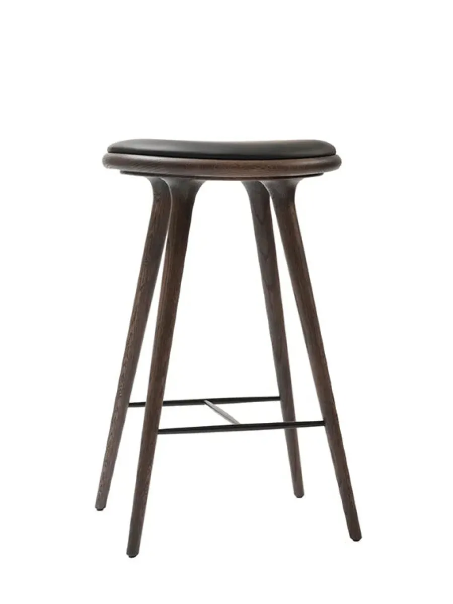 Høj barstol i sæbebehandlet eg fra<Mater Discount