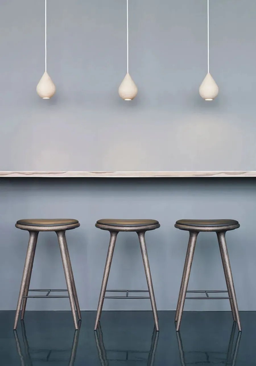 Høj barstol i sæbebehandlet eg fra<Mater Discount