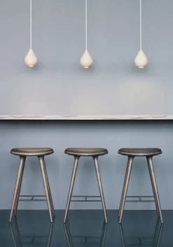 Høj barstol i sortbejdset bøg fra<Mater New