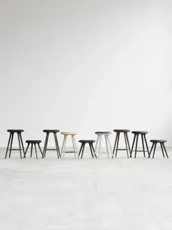 Høj barstol i sortbejdset bøg fra<Mater New