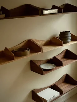 Hulsø Hylde, olieret valnød af Finn Juhl<House of Finn Juhl Discount