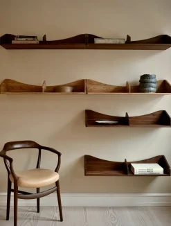 Hulsø Hylde, olieret valnød af Finn Juhl<House of Finn Juhl Discount