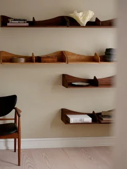 Hulsø Hylde, olieret valnød af Finn Juhl<House of Finn Juhl Discount