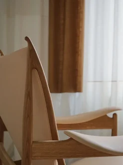 Høvdingestol, eg olie af Finn Juhl<House of Finn Juhl Best