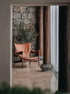 Høvdingestol, valnød af Finn Juhl<House of Finn Juhl