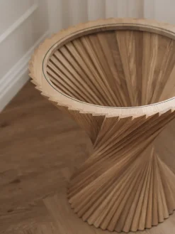 HYPERBEL sidebord. lys eg fra<VIA Copenhagen Online