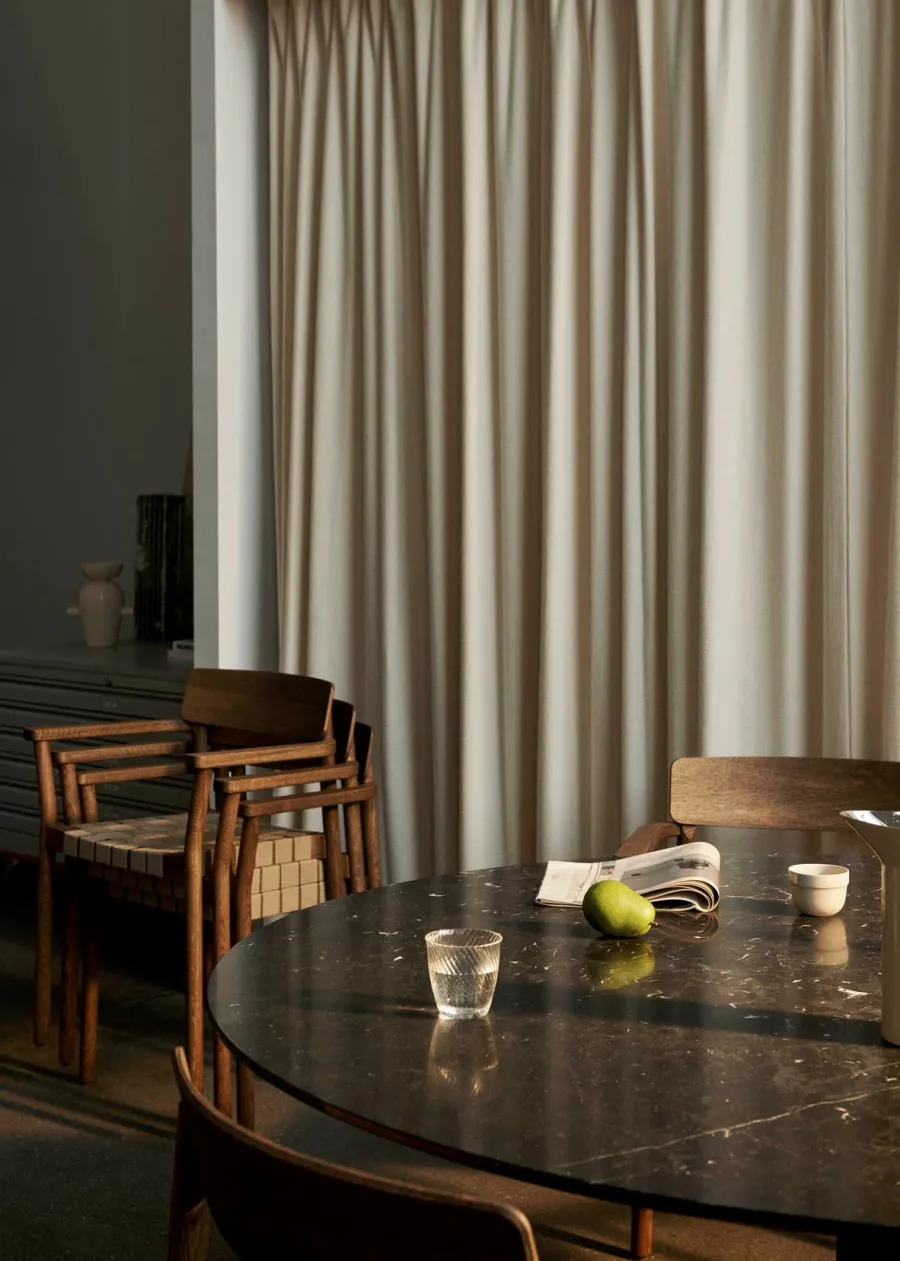 In Between Bord SK20, sort stel fra<&Tradition Hot