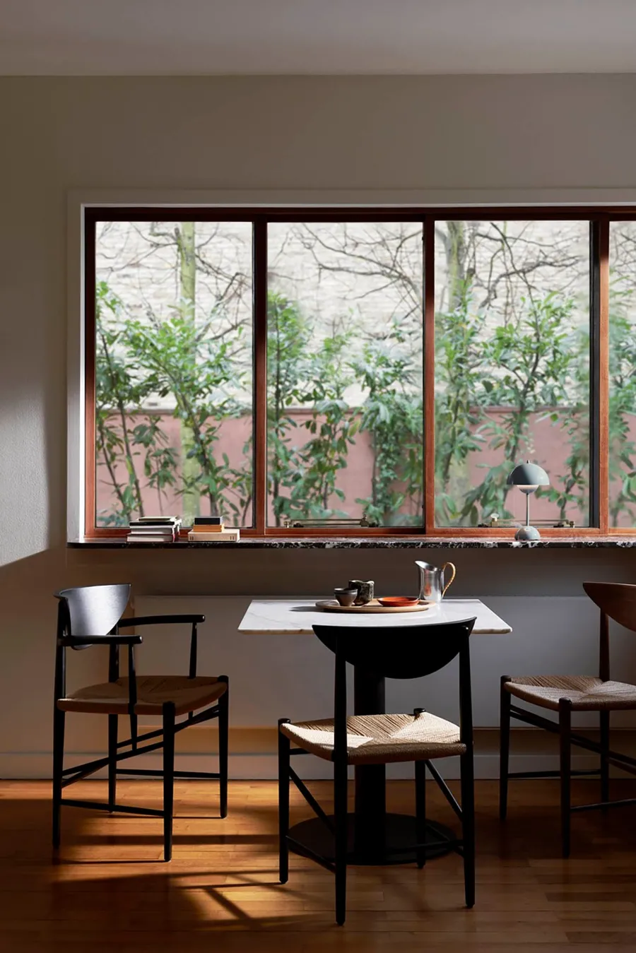 In Between Bord SK16, sort stel fra<&Tradition Hot