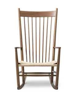 J16 Gyngestol, valnød af Hans J. Wegner<Fredericia Furniture Discount