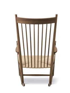 J16 Gyngestol, valnød af Hans J. Wegner<Fredericia Furniture Discount