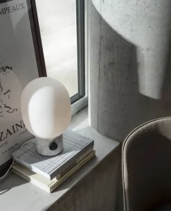 JWDA Concrete Bordlampe fra<Audo Copenhagen Online