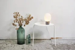 JWDA Concrete Bordlampe fra<Audo Copenhagen Online