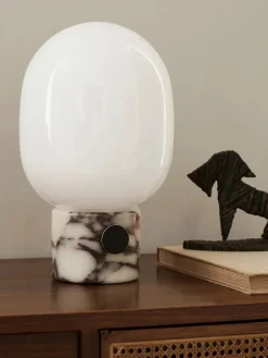 JWDA Concrete Bordlampe fra<Audo Copenhagen Online