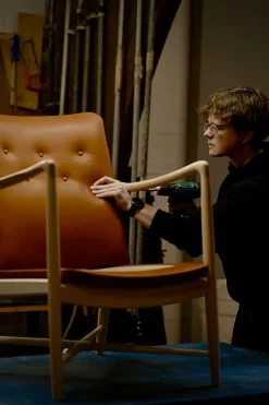 Kaminstolen, eg olie af Finn Juhl<House of Finn Juhl