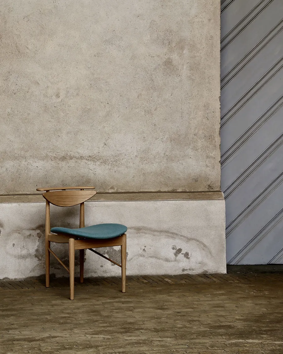 Karmstolen, eg olie/valnød af Finn Juhl<House of Finn Juhl Outlet