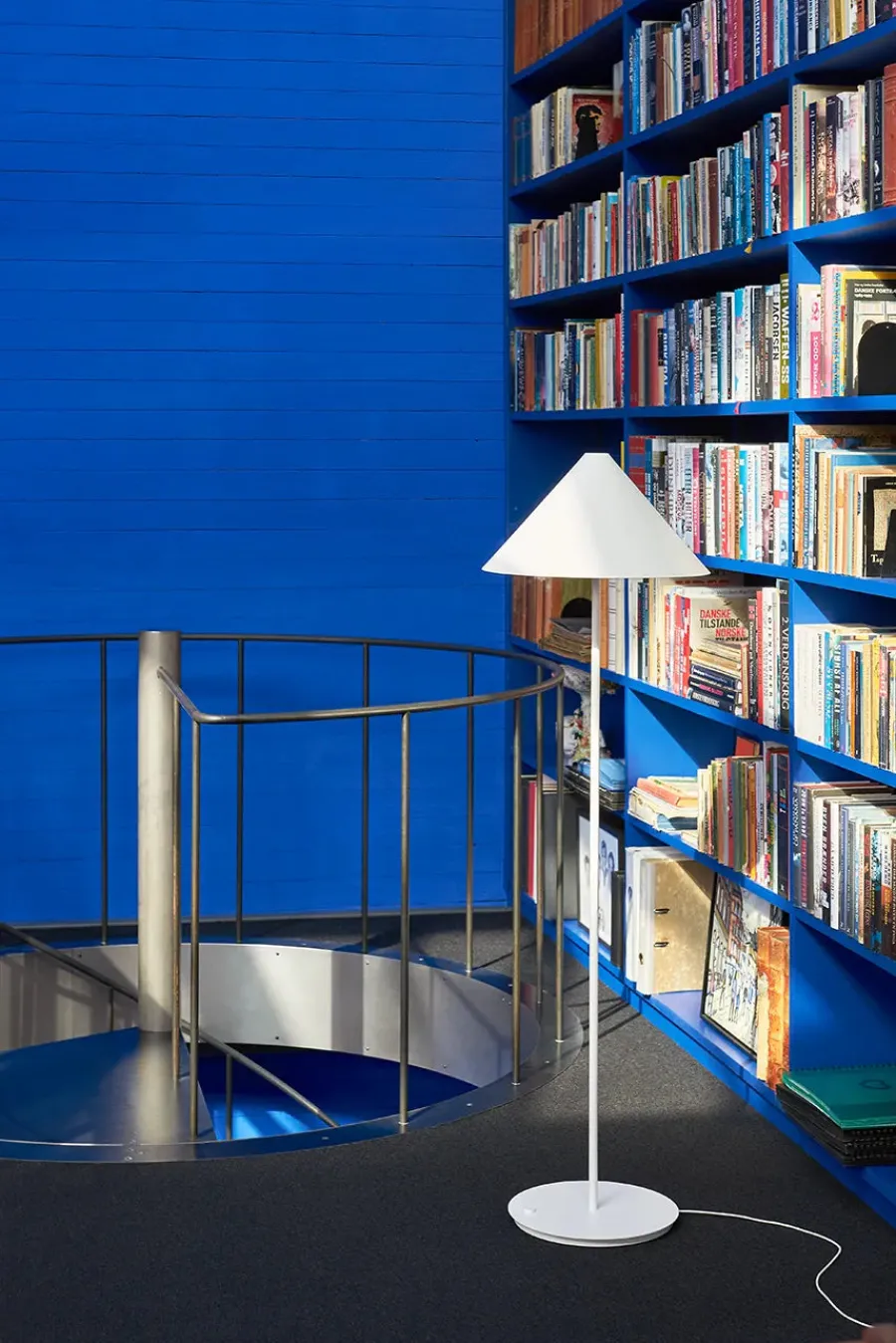 Keglen Gulvlampe fra<Louis Poulsen Clearance