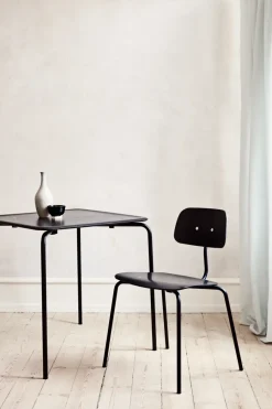 Kevi 2060 stol i sort lak fra<Montana Online