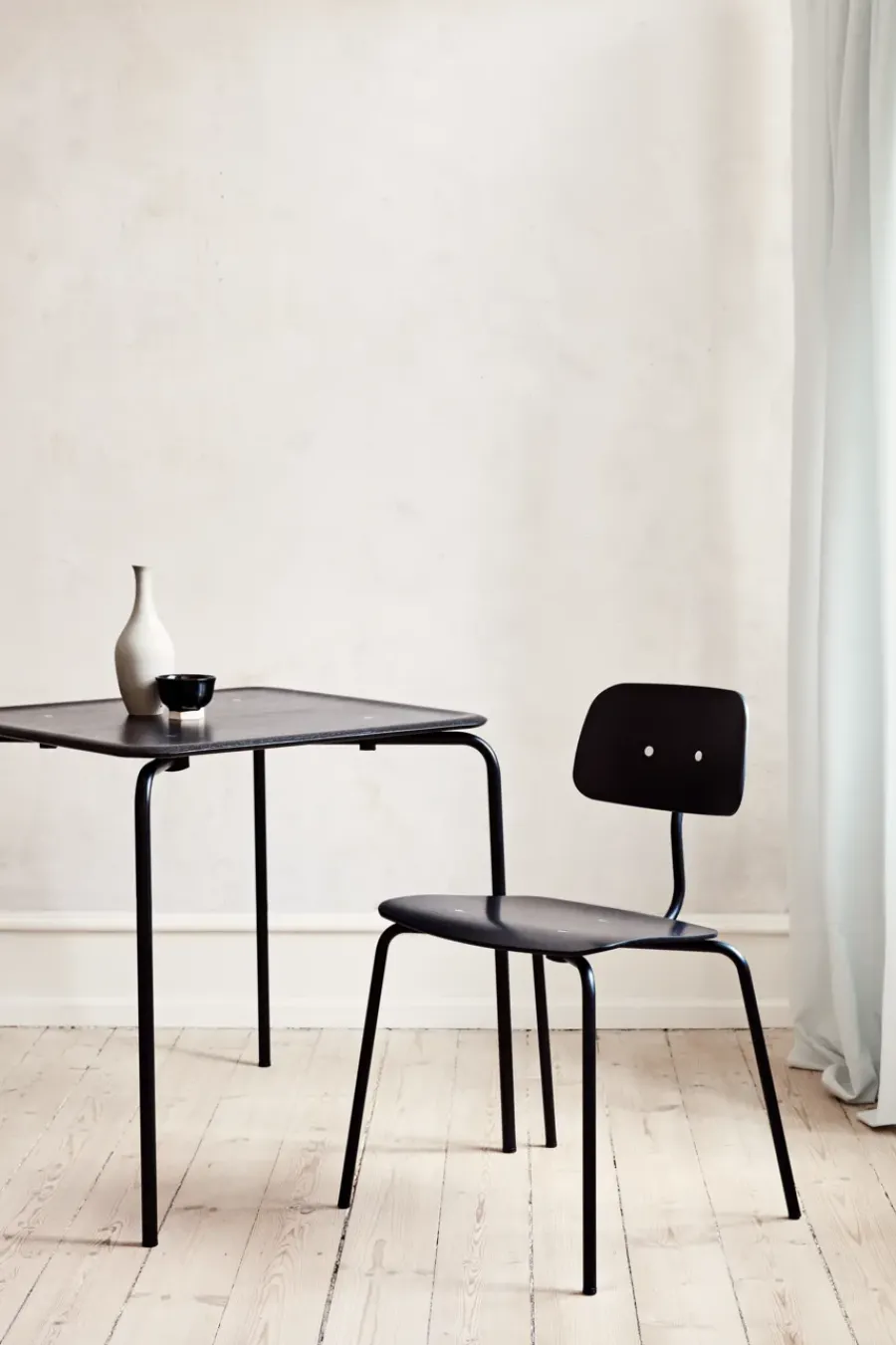 Kevi 2060 stol i sort lak fra<Montana Online