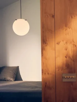 Koi Pendel, white/black Ø32 fra<Frandsen Outlet