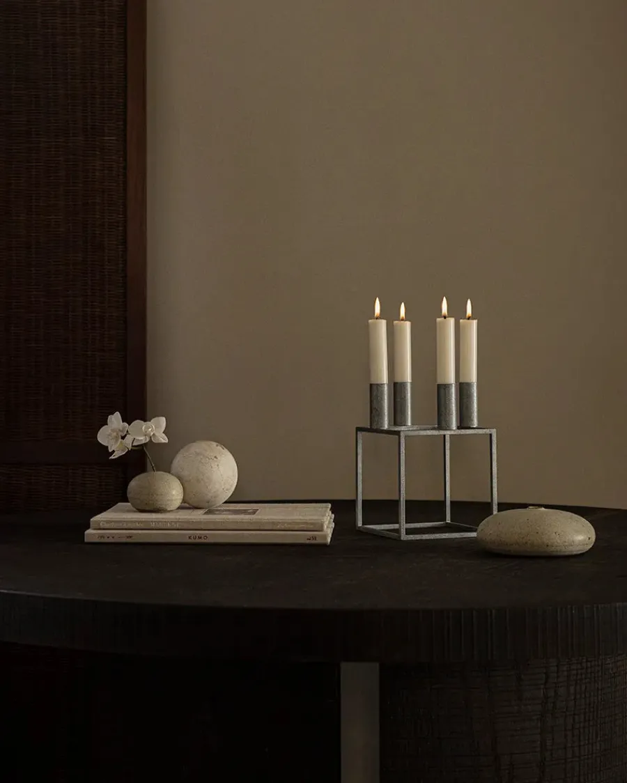 Kubus 4 Lysestage, zink fra<Audo Copenhagen Outlet