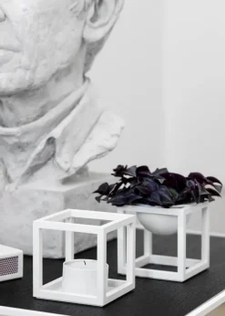 Kubus T Lysestage, hvid fra<Audo Copenhagen Online