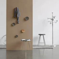 Lav barstol i mørkbejdset bøg fra<Mater Online