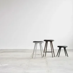 Lav barstol i mørkbejdset bøg fra<Mater Online