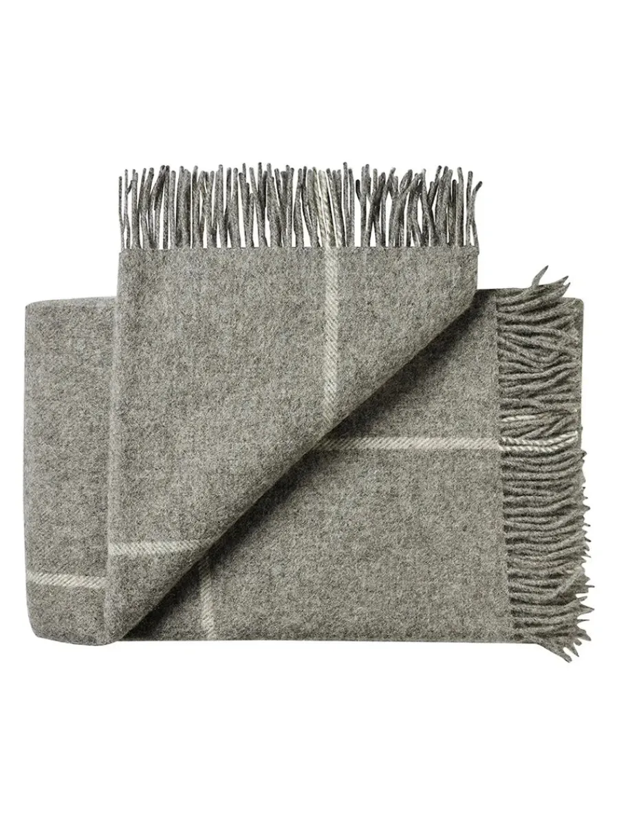Mandø Plaid, nordic grey fra<Silkeborg Uldspinderi Hot