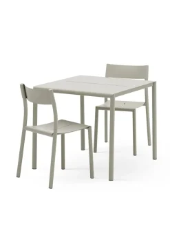 May sæt, 2 stole og bord 85x85 i light grey fra<New Works Discount