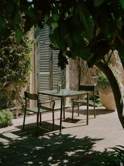 May sæt, 2 stole og bord 85x85 i light grey fra<New Works Discount