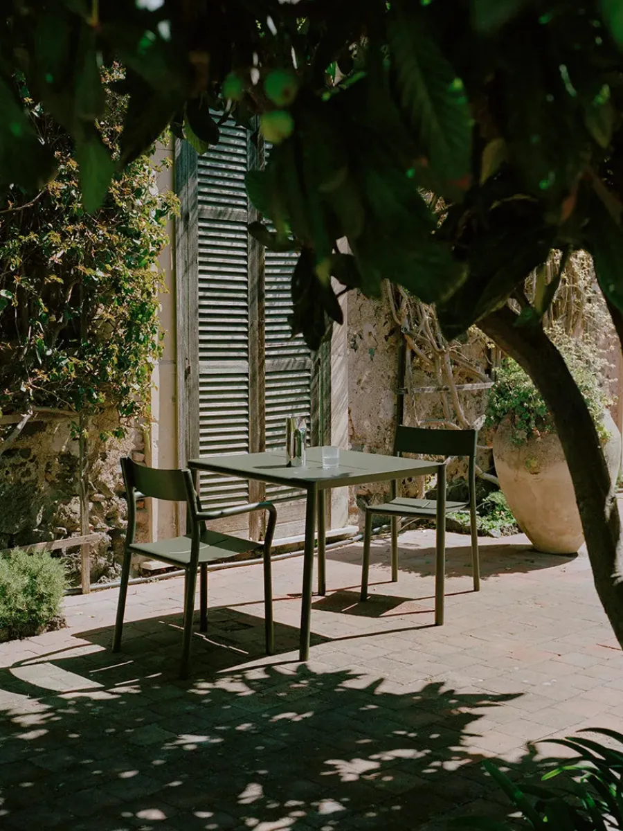 May sæt, 2 stole og bord 85x85 i light grey fra<New Works Discount