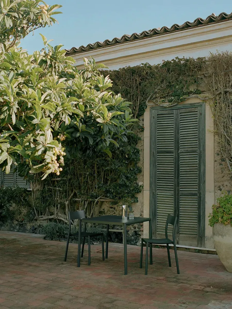 May sæt, 2 stole og bord 85x85 i light grey fra<New Works Discount