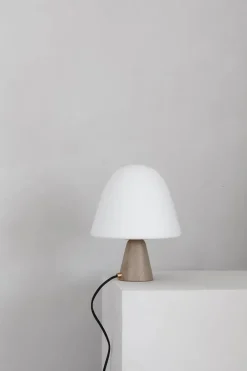 Meadow Bordlampe fra<Fredericia Furniture Online