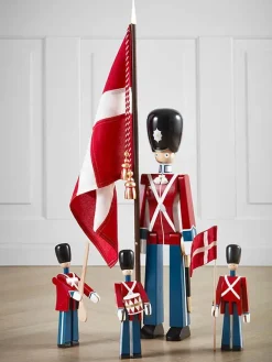 Mellem Fanebærer af<Kay Bojesen