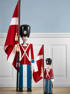 Mellem Fanebærer af<Kay Bojesen