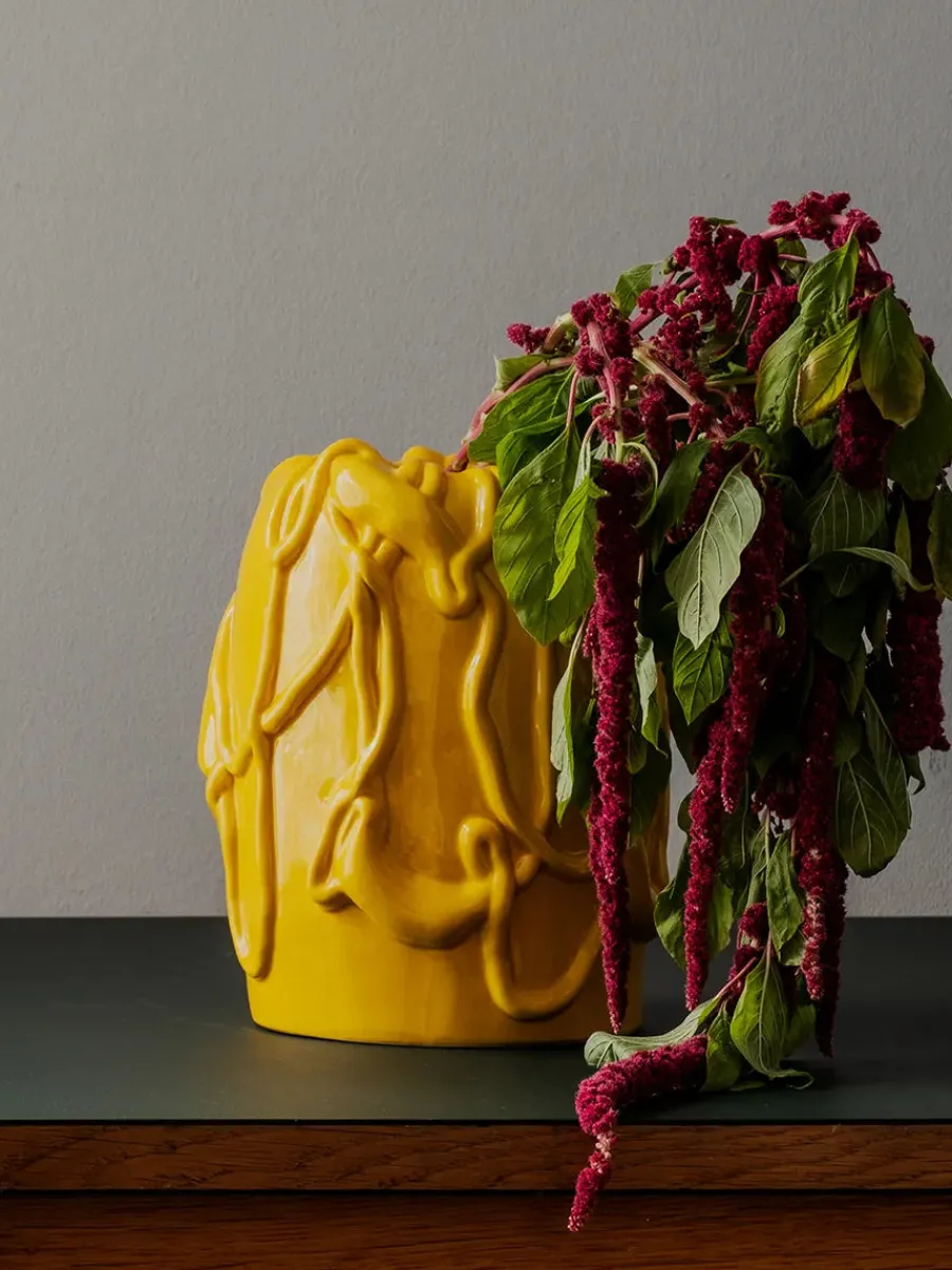 Michael Kvium Jam Vase, empire yellow fra<raawii