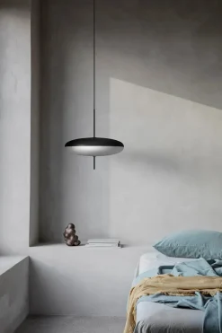 Model 2065 Pendel, sorte overskærme med sort ledning fra<Astep Hot