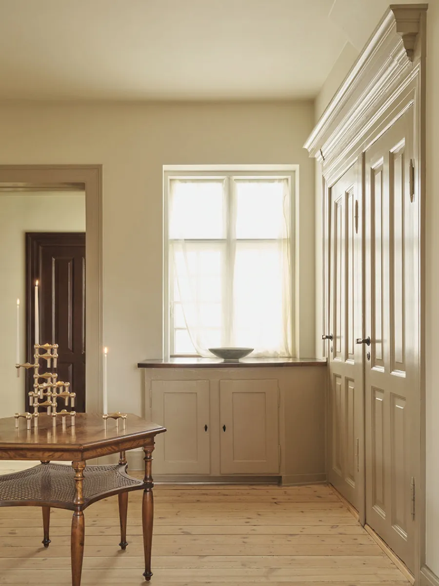 Nagel Lysestage, børstet messing fra<STOFF Nagel Outlet