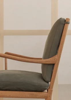 OW149 Colonial lænestol, eg olie, Terra-læder af Ole Wanscher<Carl Hansen & Søn Sale