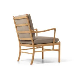 OW149 Colonial lænestol, valnød olie, Terra-læder af Ole Wanscher<Carl Hansen & Søn Best