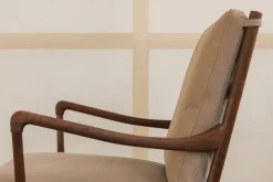 OW149 Colonial lænestol, valnød olie, Terra-læder af Ole Wanscher<Carl Hansen & Søn Best