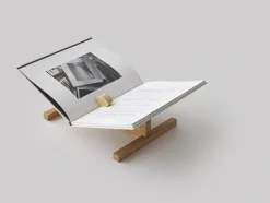 Page Bookstand, Oak fra<New Mags Online