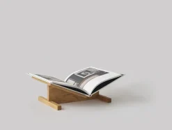 Page Bookstand, Oak fra<New Mags Online