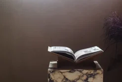 Page Bookstand, Smoked Oak fra<New Mags