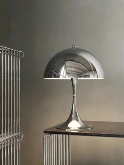 Panthella 250 bordlampe, krom af Verner Panton<Louis Poulsen