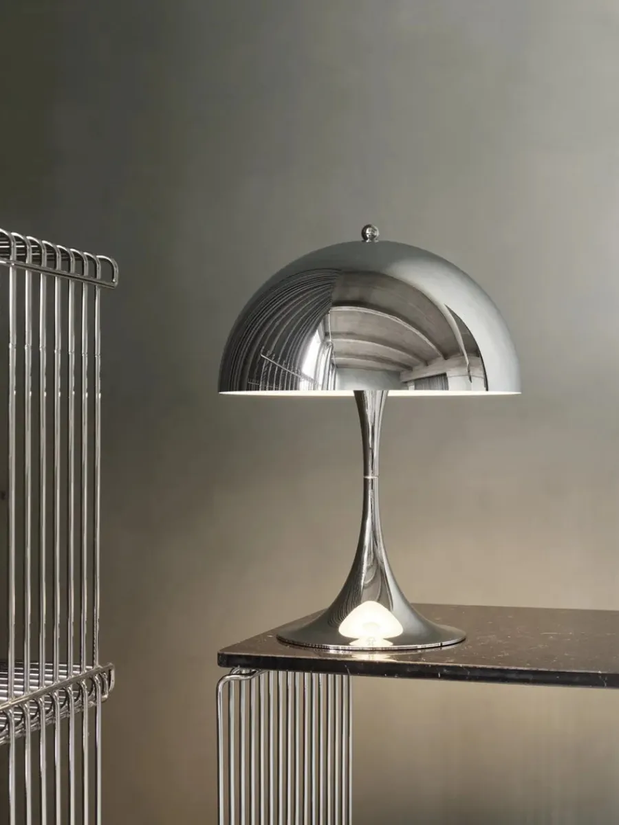 Panthella 250 bordlampe, krom af Verner Panton<Louis Poulsen