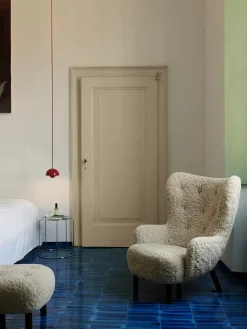 Petra VB3 Chair, moonlight sheepskin/oak fra<&Tradition Hot