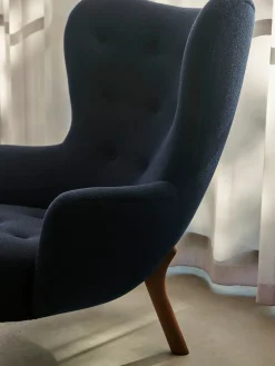 Petra VB3 Chair, moonlight sheepskin/oak fra<&Tradition Hot