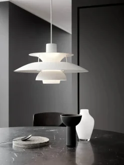 PH 5 Pendant, Monochrome Pale Pewter af Poul Henningsen<Louis Poulsen Hot