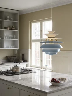 PH Snowball, dusty blue/brass af Poul Henningsen<Louis Poulsen